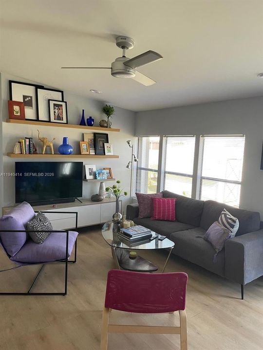 For Sale: $265,000 (3 beds, 3 baths, 1170 Square Feet)