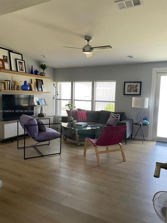 For Sale: $265,000 (3 beds, 3 baths, 1170 Square Feet)