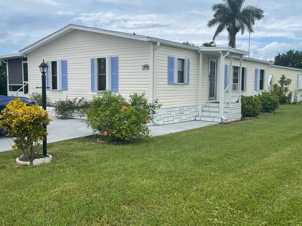 For Sale: $265,000 (3 beds, 3 baths, 1170 Square Feet)