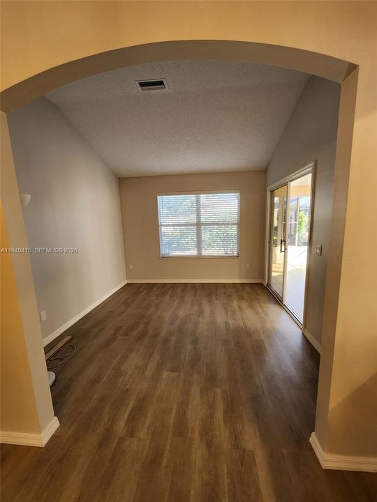 На продажу: $369,369 (3 спален, 2 ванн, 1550 Квадратных фут)