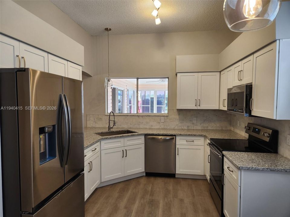 На продажу: $369,369 (3 спален, 2 ванн, 1550 Квадратных фут)