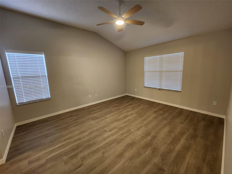 На продажу: $369,369 (3 спален, 2 ванн, 1550 Квадратных фут)