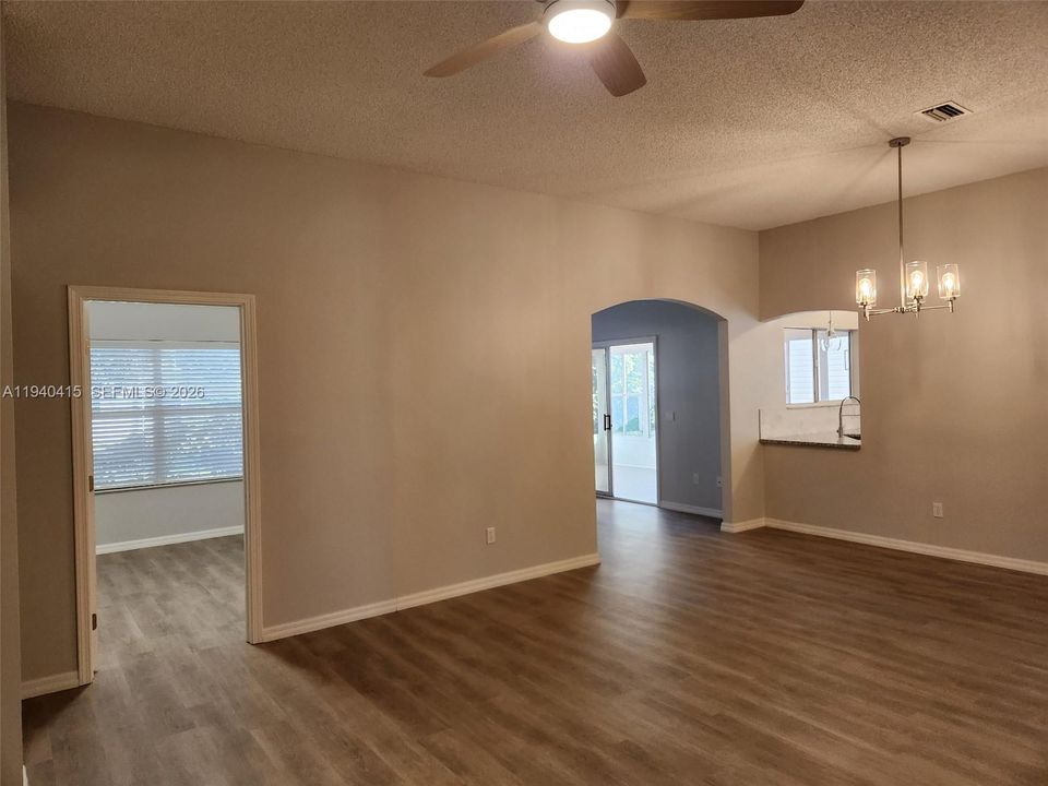 На продажу: $369,369 (3 спален, 2 ванн, 1550 Квадратных фут)