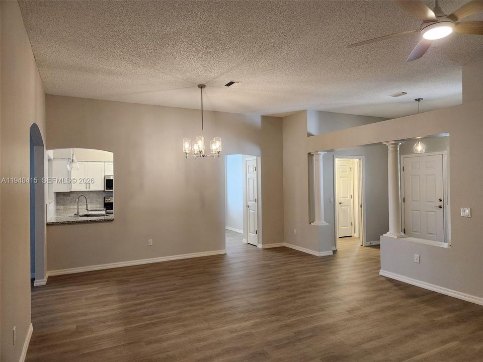 На продажу: $369,369 (3 спален, 2 ванн, 1550 Квадратных фут)