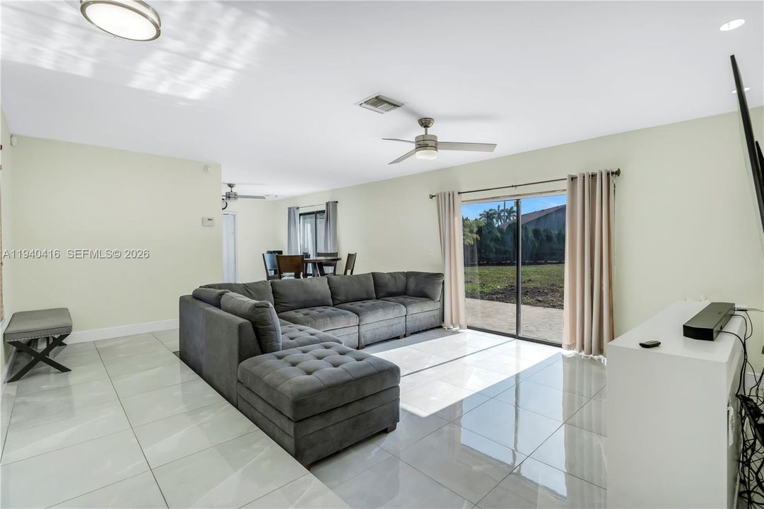 For Sale: $375,000 (2 beds, 1 baths, 1090 Square Feet)