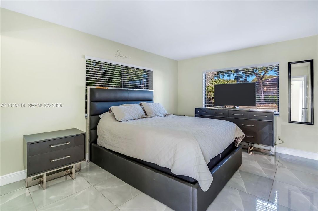 For Sale: $375,000 (2 beds, 1 baths, 1090 Square Feet)