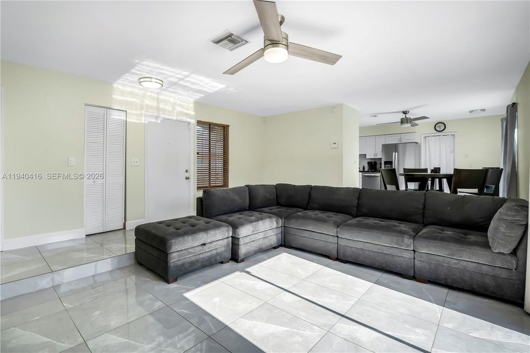 For Sale: $375,000 (2 beds, 1 baths, 1090 Square Feet)