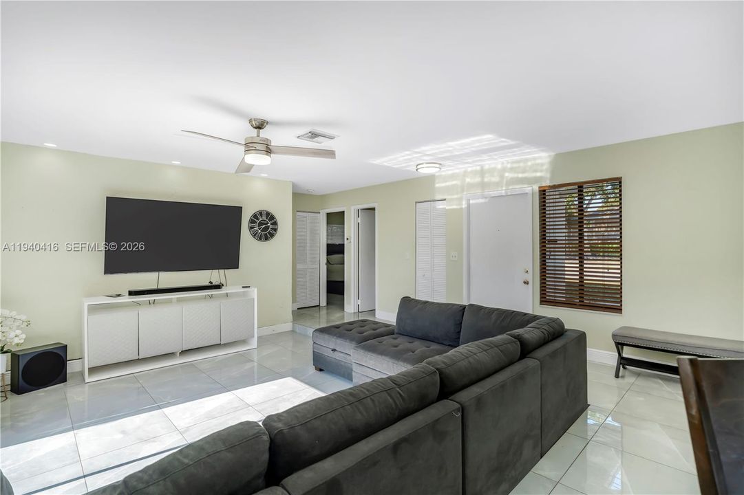 For Sale: $375,000 (2 beds, 1 baths, 1090 Square Feet)