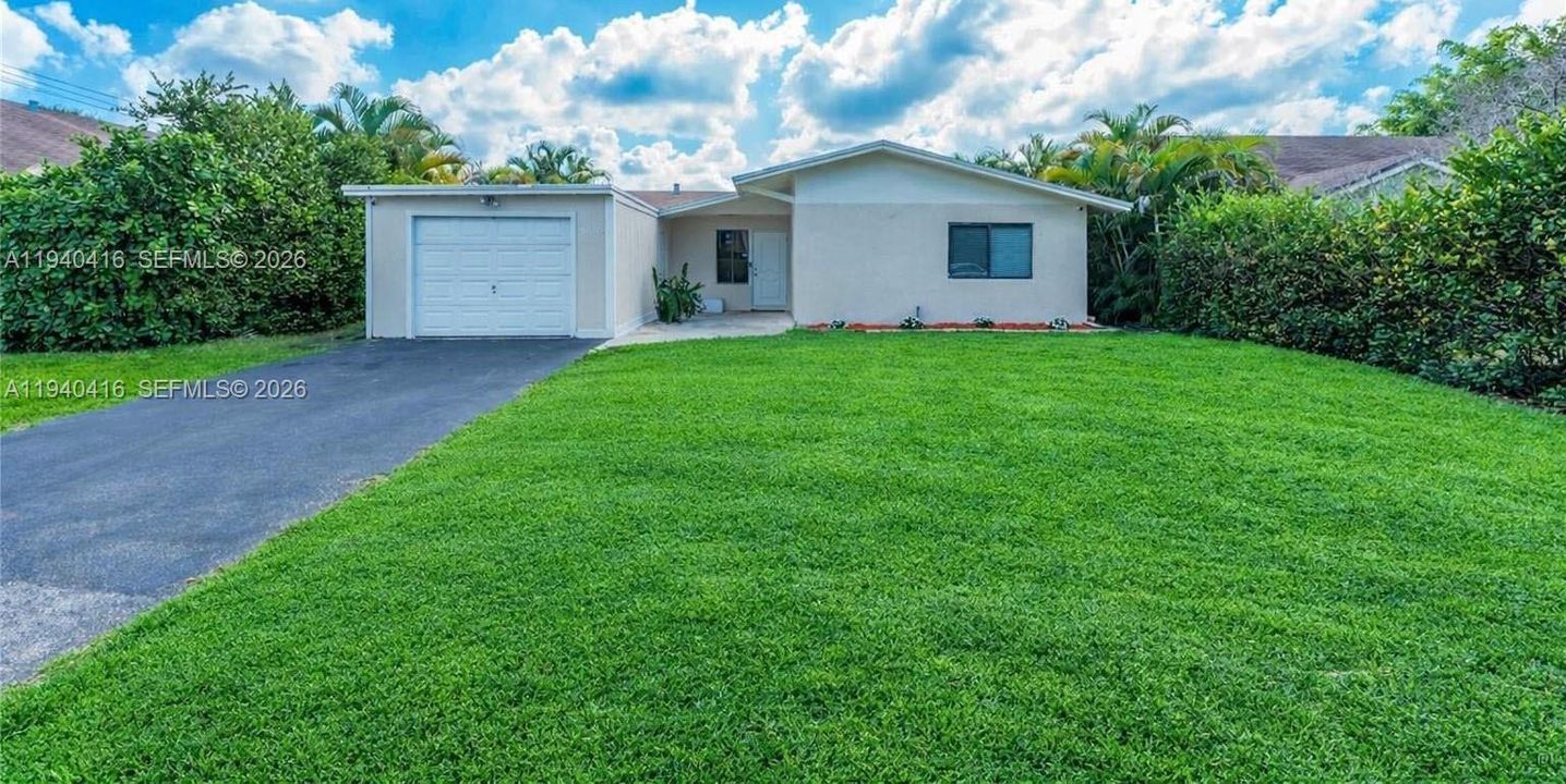 For Sale: $375,000 (2 beds, 1 baths, 1090 Square Feet)