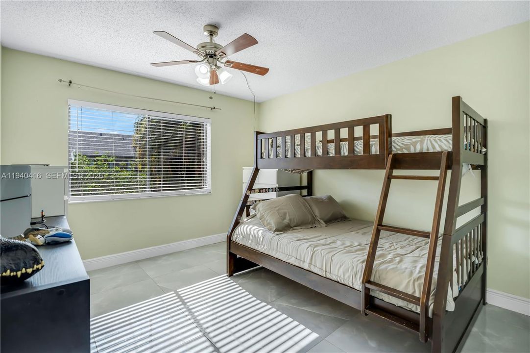 For Sale: $375,000 (2 beds, 1 baths, 1090 Square Feet)