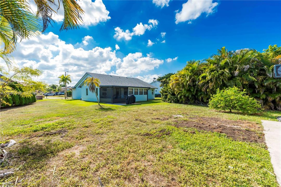 For Sale: $375,000 (2 beds, 1 baths, 1090 Square Feet)