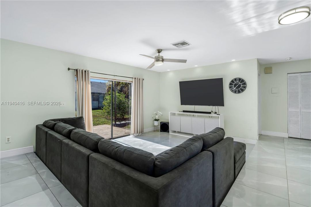 For Sale: $375,000 (2 beds, 1 baths, 1090 Square Feet)