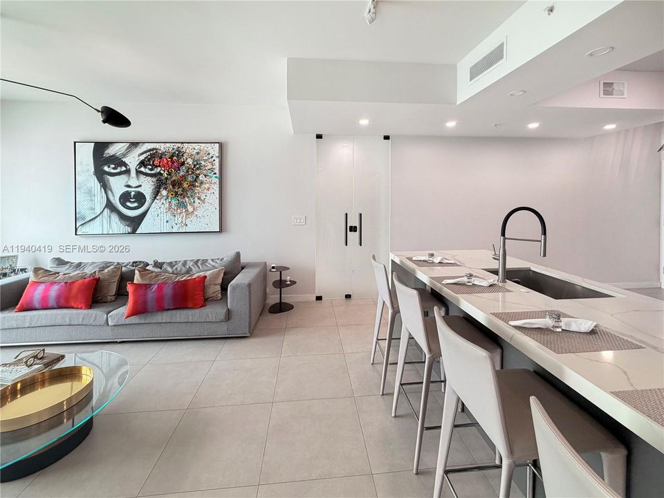 出租: $6,000 (3 贝兹, 2 浴室, 1419 平方英尺)