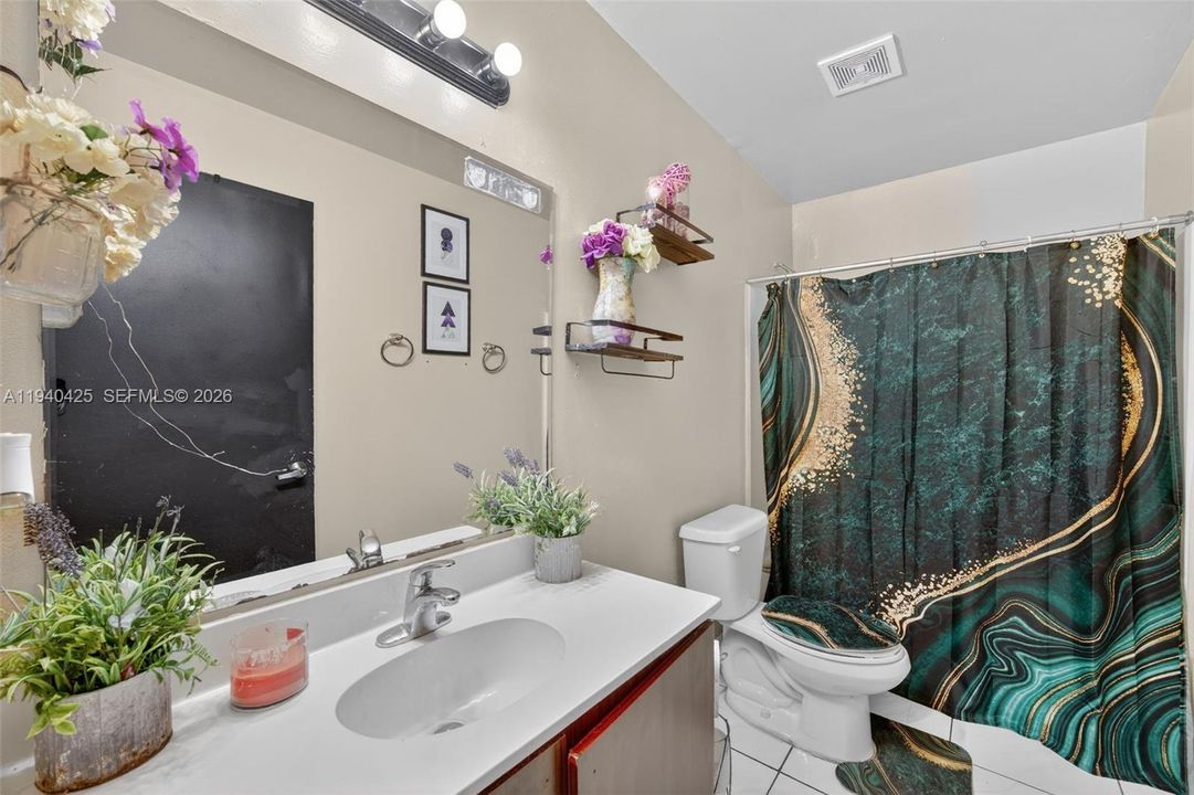 For Rent: $2,400 (3 beds, 1 baths, 1125 Square Feet)