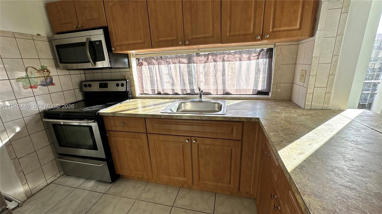 For Rent: $1,850 (1 beds, 1 baths, 767 Square Feet)