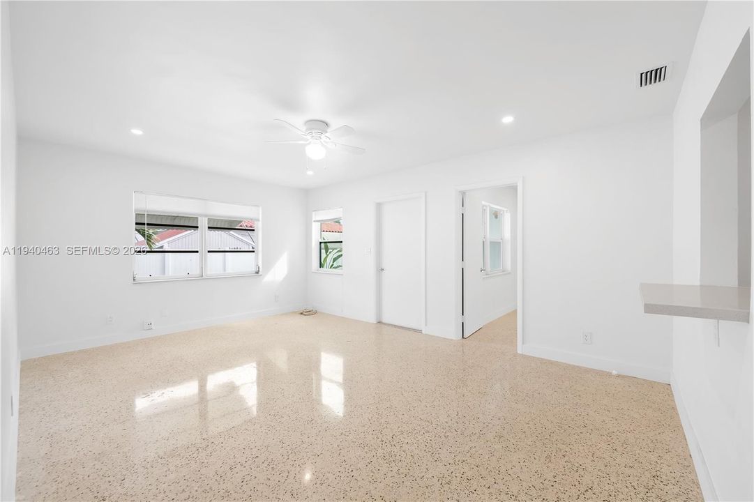 出租: $2,900 (2 贝兹, 2 浴室, 1080 平方英尺)