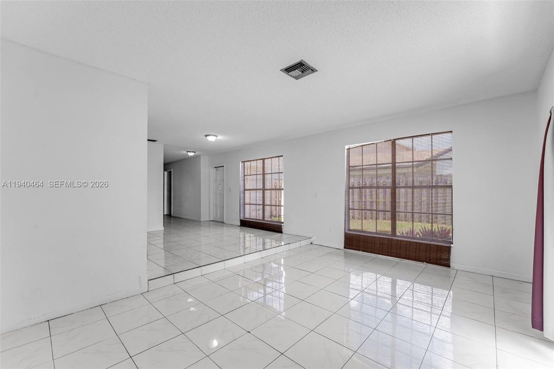 En Venta: $571,300 (3 camas, 2 baños, 1667 Pies cuadrados)