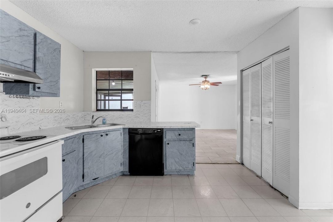 En Venta: $571,300 (3 camas, 2 baños, 1667 Pies cuadrados)