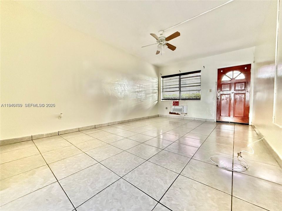 For Rent: $1,350 (0 beds, 1 baths, 415 Square Feet)