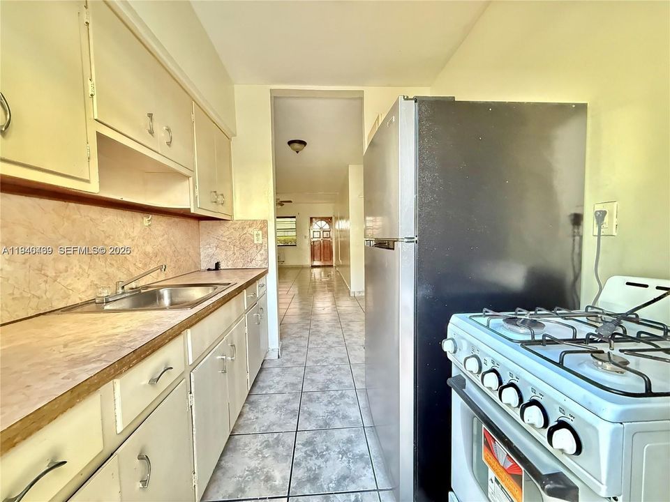 For Rent: $1,350 (0 beds, 1 baths, 415 Square Feet)