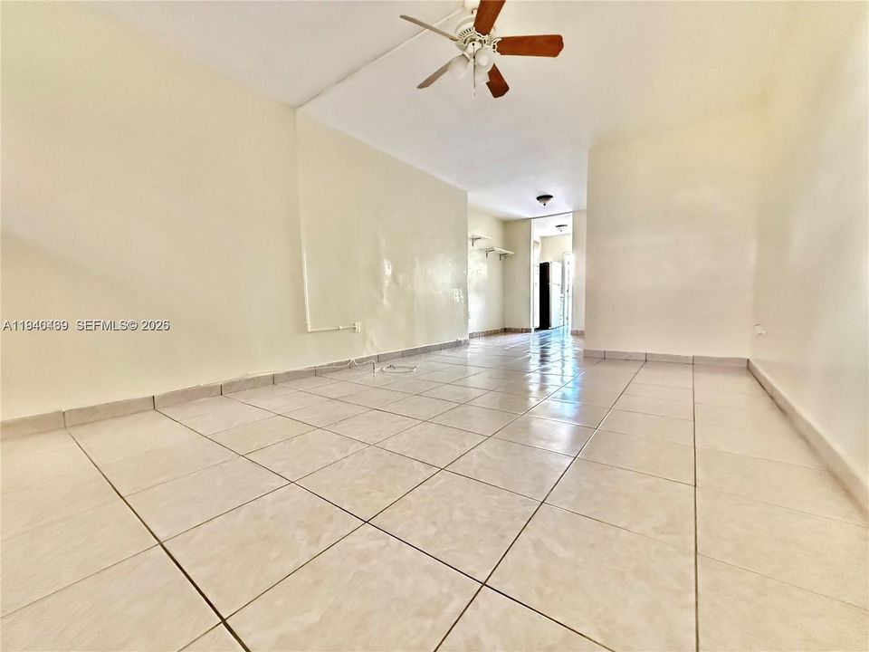 For Rent: $1,350 (0 beds, 1 baths, 415 Square Feet)