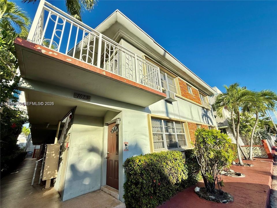 For Rent: $1,350 (0 beds, 1 baths, 415 Square Feet)