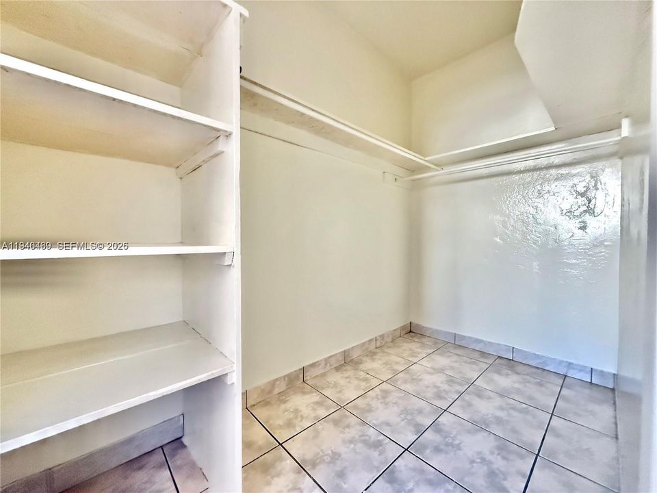 For Rent: $1,350 (0 beds, 1 baths, 415 Square Feet)