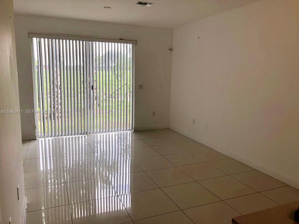 For Rent: $2,300 (2 beds, 2 baths, 1120 Square Feet)