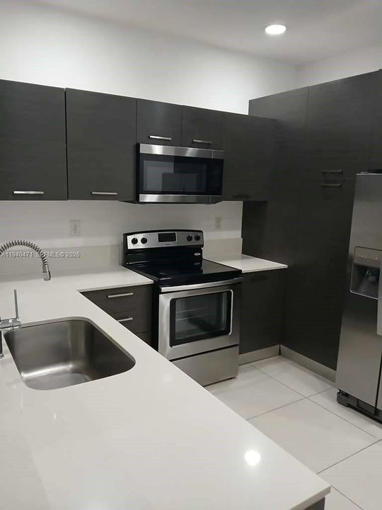 For Rent: $2,300 (2 beds, 2 baths, 1120 Square Feet)