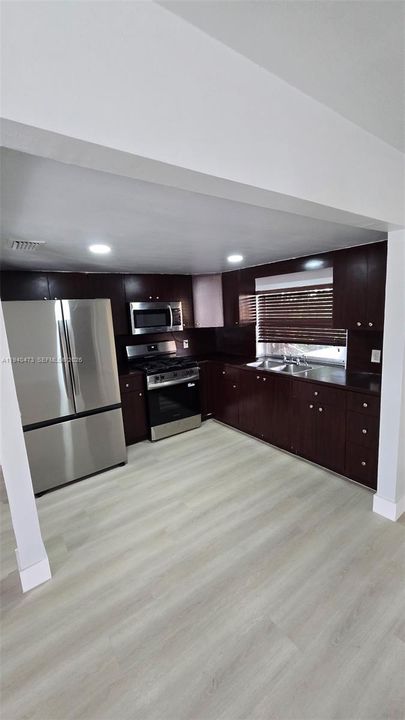 For Rent: $2,850 (3 beds, 2 baths, 1047 Square Feet)