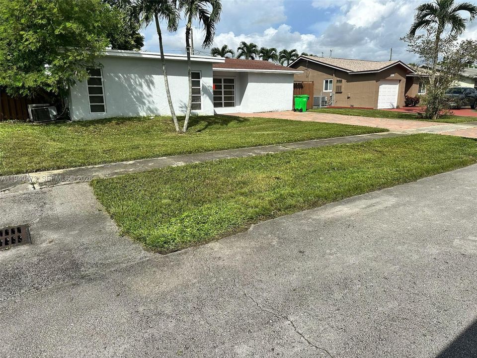 For Rent: $2,850 (3 beds, 2 baths, 1047 Square Feet)