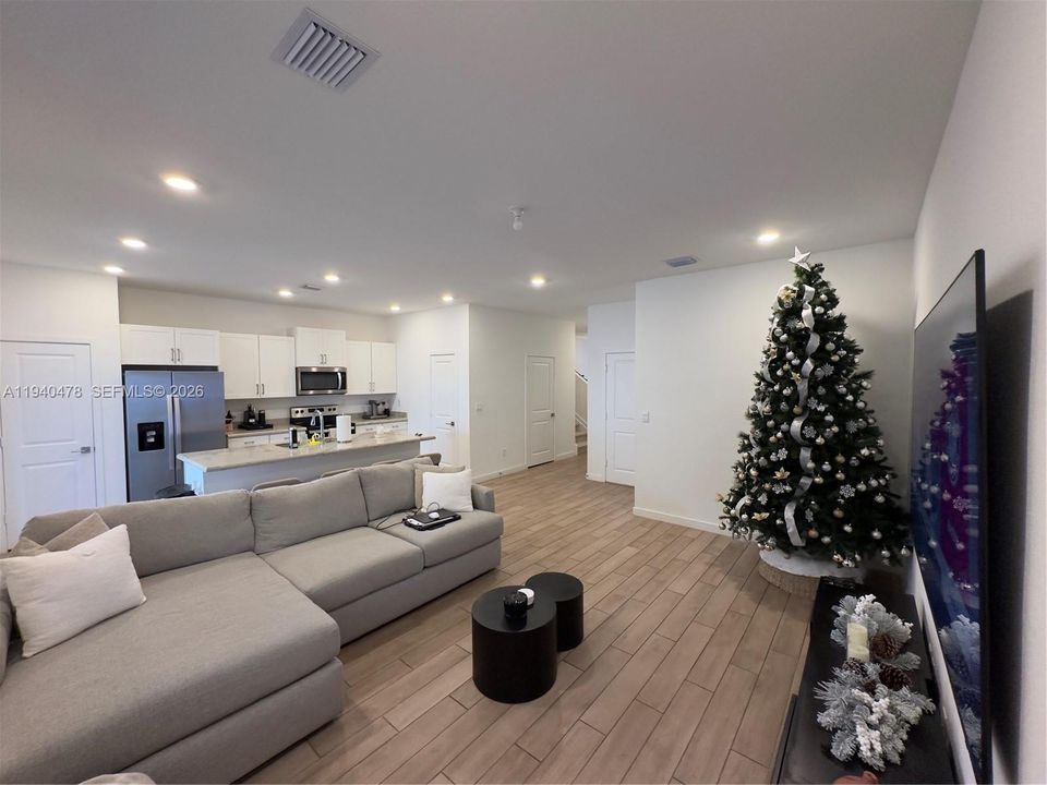 For Rent: $3,850 (4 beds, 2 baths, 1826 Square Feet)