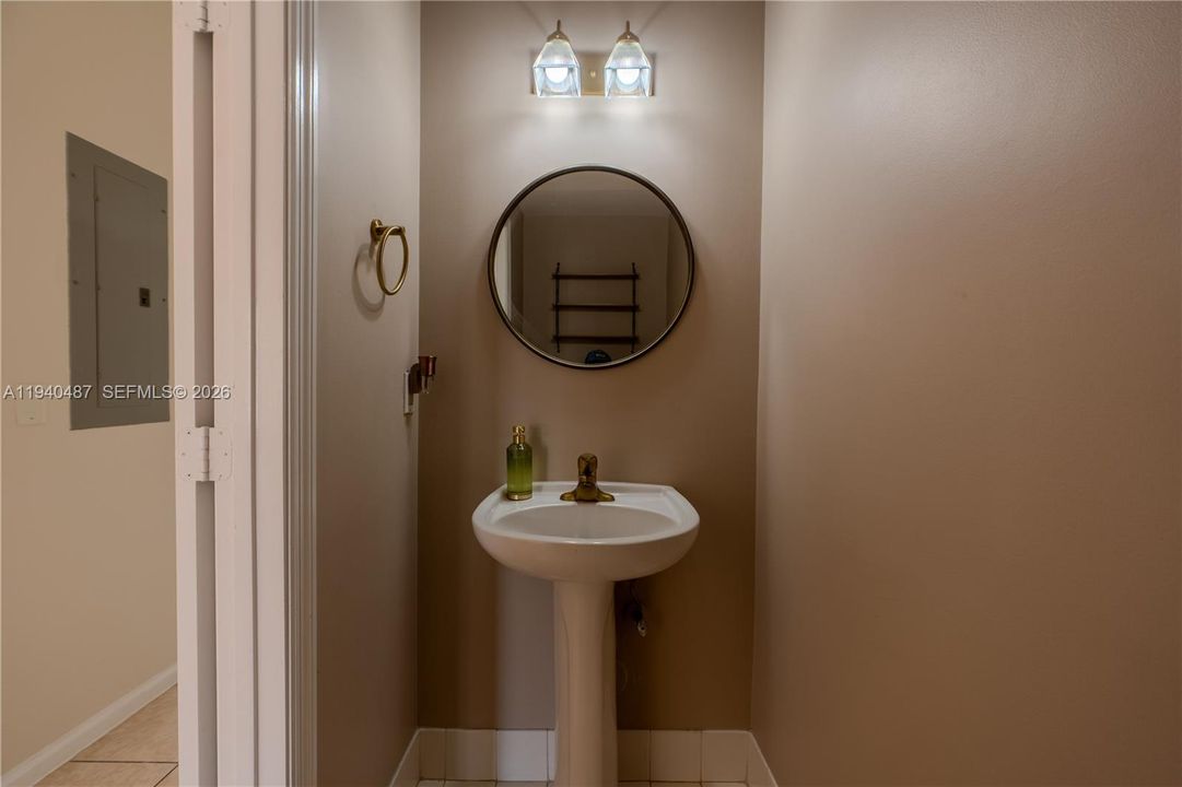 待售: $355,000 (2 贝兹, 2 浴室, 1280 平方英尺)