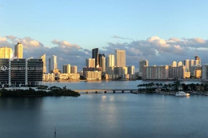 En Venta: $2,199,000 (4 camas, 5 baños, 2599 Pies cuadrados)