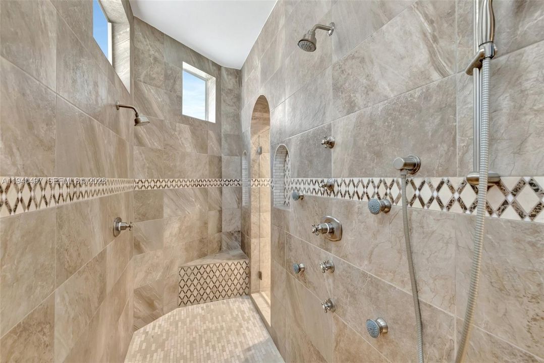 Activo con contrato: $5,450,000 (8 camas, 7 baños, 7966 Pies cuadrados)