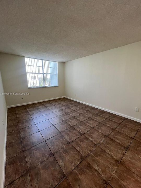 For Rent: $1,650 (1 beds, 1 baths, 826 Square Feet)