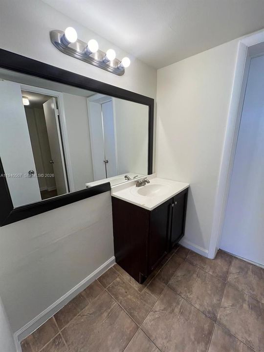 For Rent: $1,650 (1 beds, 1 baths, 826 Square Feet)