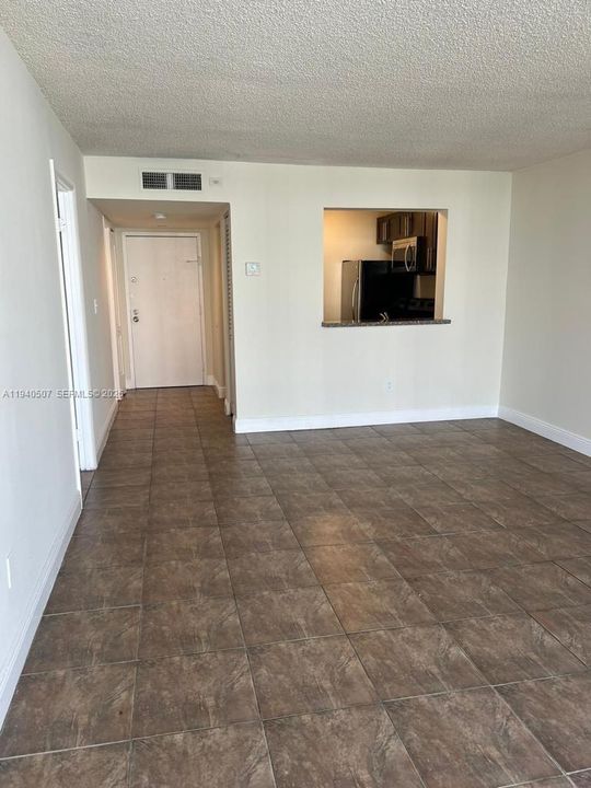 For Rent: $1,650 (1 beds, 1 baths, 826 Square Feet)