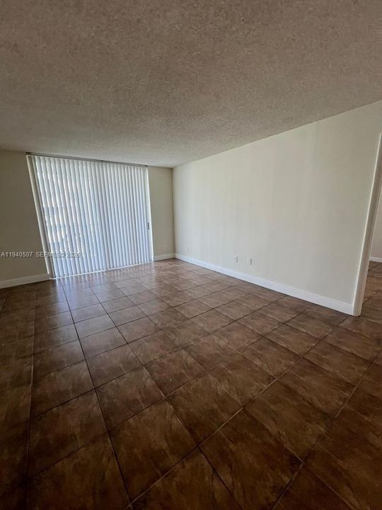 For Rent: $1,650 (1 beds, 1 baths, 826 Square Feet)