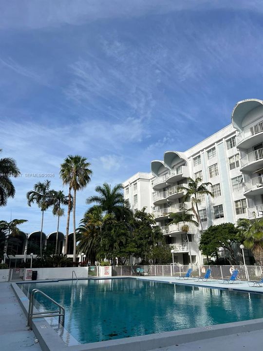 For Rent: $1,650 (1 beds, 1 baths, 826 Square Feet)