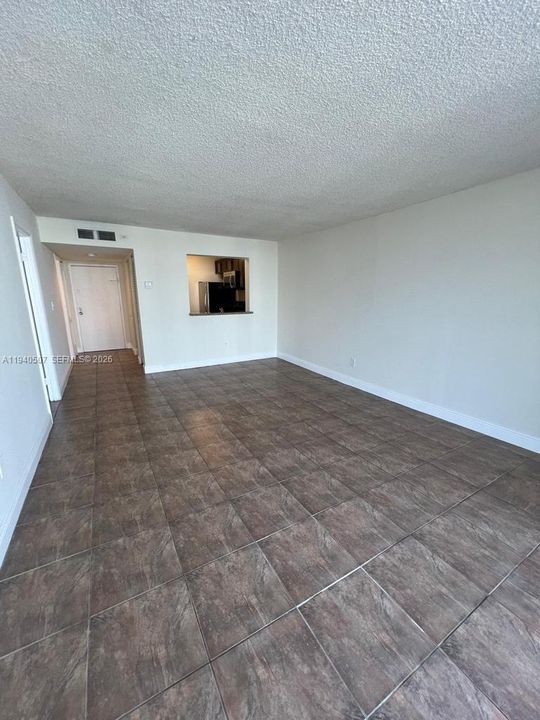 For Rent: $1,650 (1 beds, 1 baths, 826 Square Feet)