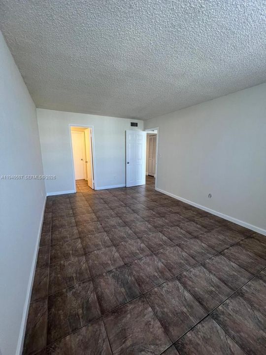 For Rent: $1,650 (1 beds, 1 baths, 826 Square Feet)