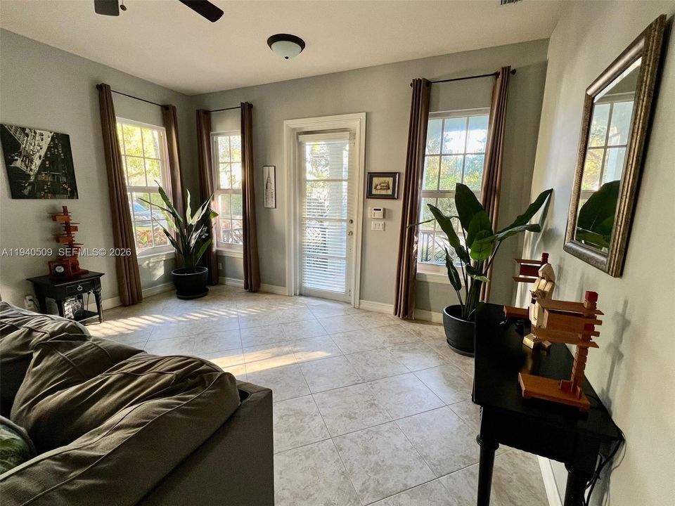 En Venta: $895,000 (3 camas, 2 baños, 1914 Pies cuadrados)