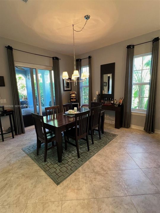 En Venta: $895,000 (3 camas, 2 baños, 1914 Pies cuadrados)