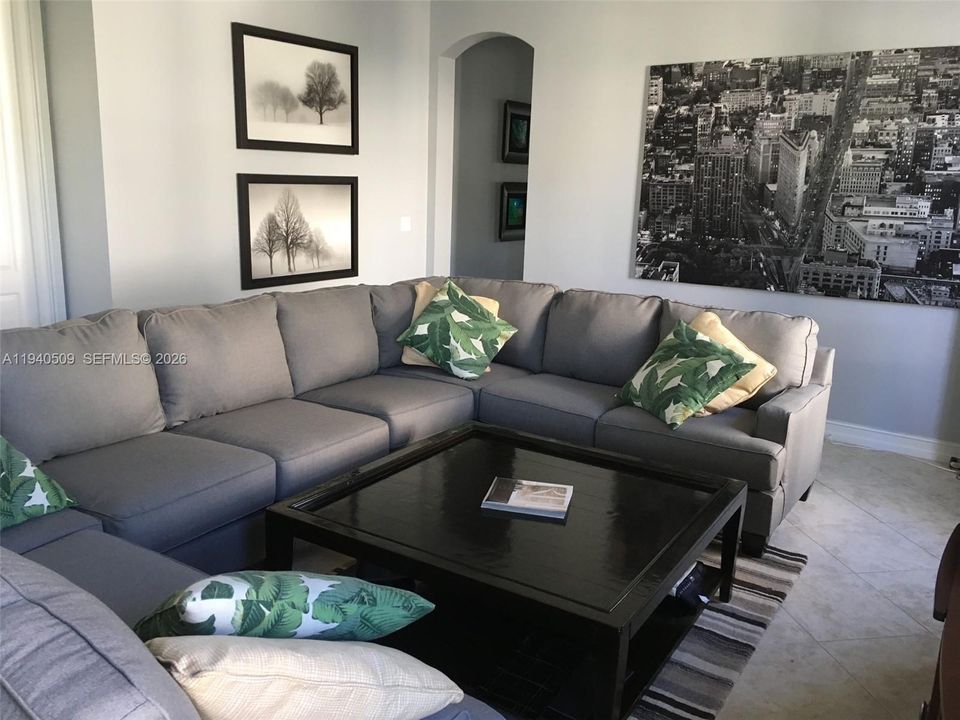 En Venta: $895,000 (3 camas, 2 baños, 1914 Pies cuadrados)