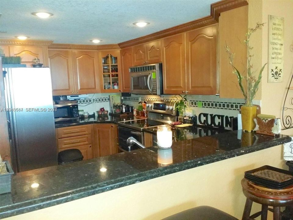 For Sale: $345,000 (1 beds, 1 baths, 860 Square Feet)