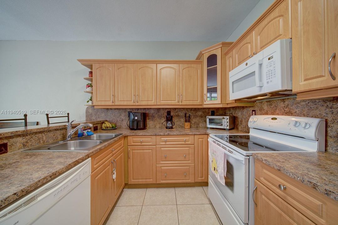 En Venta: $405,000 (4 camas, 3 baños, 1837 Pies cuadrados)