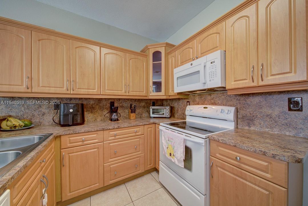 En Venta: $405,000 (4 camas, 3 baños, 1837 Pies cuadrados)