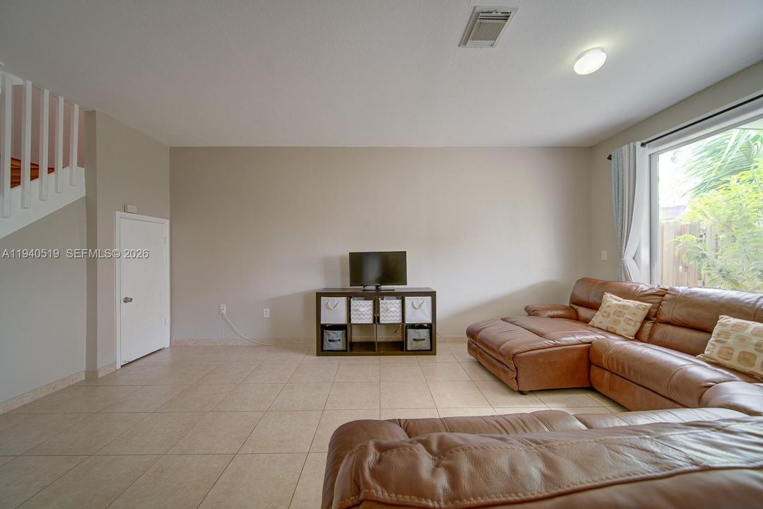 En Venta: $405,000 (4 camas, 3 baños, 1837 Pies cuadrados)