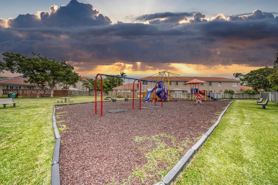 En Venta: $405,000 (4 camas, 3 baños, 1837 Pies cuadrados)